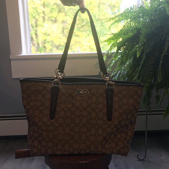 Coach Signature Bag - Picture 3 of 16